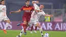 Gelandang AS Roma, Henrikh Mkhitaryan berebut bola dengan pemain Benevento, Kamil Glik dalam lanjutan Serie A Italia, di Stadion Olimpico, Senin (19/10/2020). AS Roma menang 5-2 atas tamunya Benevento dalam laga tersebut. (Luciano Rossi/LaPresse via AP)