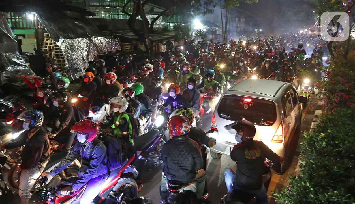 Pemudik motor saat lawan arus di Jalan Kedungwaringin, Kabupaten Bekasi, Jawa Barat, Minggu (9/5/2021). Pemudik memblokir jalan saat penyekatan di posko penyekatan mudik di Kedungwaringin. (Liputan6.com/Herman Zakharia)