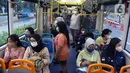 Suasana dalam bus Transjakarta yang melintas di kawasan Sudirman, Jakarta, Kamis (21/10/2021). PT Transportasi Jakarta (Transjakarta) mulai memberlakukan kapasitas angkut pelanggan sebesar 100 persen mulai hari ini. (Liputan6.com/Herman Zakharia)