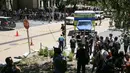 Kepolisian Austin mensterilkan lokasi setelah insiden penusukan massal di University of Texas, Senin (1/5). Terduga pelaku dan motif serangan tersebut belum dapat diketahui karena masih dalam penyelidikan. (Tamir Kalifa/Austin American-Statesman via AP)