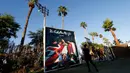 Penonton berpose di depan papan iklan album "The Kids Are Alright" band The Who dalam acara Desert Trip di Empire Polo Club di Indio, California, AS (8/10). The Who salah satu band legendaris yang tampil di Desert Trip 2016. (REUTERS/Mario Anzuoni)
