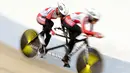 Pesepeda Indonesia Ni'mal Magfiroh dan Sri Sugiyanti memacu kecepatan pada nomor 3.000 meter persuit individu B saat Asian Track Championship 2019 di Veledrome, Jakarta, Jumat (11/1). Pasangan ini berhasil meraih perak. (Bola.com/Yoppy Renato)