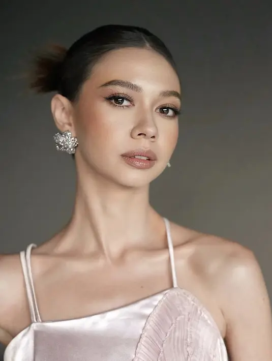 Yuki Kato tampil dengan rambut diikat ke belakang dengan menyisakan rambutnya. @yukikt