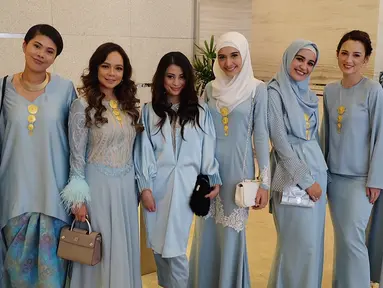 Sejumlah artis Indonesia yang terdiri dari Titi Kamal, Angie 'Virgin', Zaskia Sungkar, Shireen Sungkar, Julie Estelle dan Whulandary Herman menjadi pendamping pengantin wanita alias bridesmaid di pernikahan Laudya Cynthia Bella. (instagram/shireensungkar)