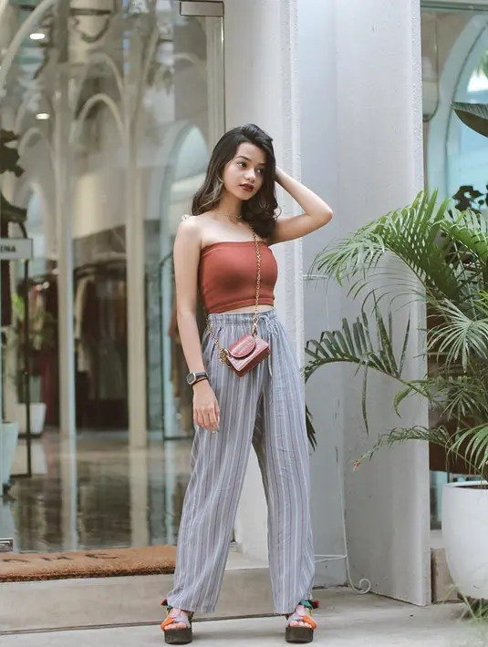 Tidak lupa ia pun kerap unggah gaya penampilannya ke media sosial Instagram. Gaya kasualnya saat menjalani hari-hari pun menjadi perhatian dan cukup banyak ditiru oleh para penggemar. (Liputan6.com/IG/@iniadzwaaurell)