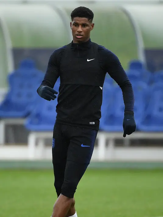 Striker Inggris, Marcus Rashford saat mengikuti sesi latihan di Burton-on-Trent, Inggris tengah (4/9). Inggris akan bertanding melawan Spanyol laga persahabatan internasional 8 September. (AFP Photo/Paul Ellis)