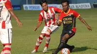 Qischil Gandrumini susah payah untuk mengalahkan Kalteng Putra dengan skor 1-0 di Stadion A. Yani Sumenep, Sabtu (15/10/2016). (Bola.com/Robby Firly)