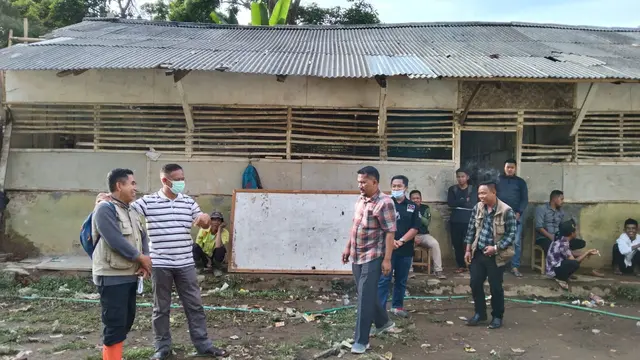 Sekda Garut Nurdin Yana tengah melakukan peninjauan kondisi sekolah Kondisi bangunan Madrasah Tsanawiyah (MTs) Darul Munajjah Peundeuy, Garut, Jawa Barat.