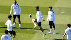 Penyerang Paris Saint-Germain, Goncalo Ramos (tengah) mengontrol bola selama sesi latihan di Campus Paris Saint-Germain, Poissy, pinggiran barat Paris pada Selasa 7 April 2026. Dua raksasa sepak bola Eropa, Paris Saint-Germain (PSG) dan Liverpool, akan bertanding di babak perempat final Liga Champions 2025/2026. (FRANCK FIFE/AFP)