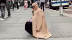 Memadukan busana berwarna ungu dan hitam serta jaket cokelat, penampilan Olla Ramlan ini tak lepas dari perhatian. Dirinya juga terlihat memakai hijab dengan warna senada seperti jaketnya serta menambahkan kacamata frame besar. (Liputan6.com/IG/@ollaramlan)