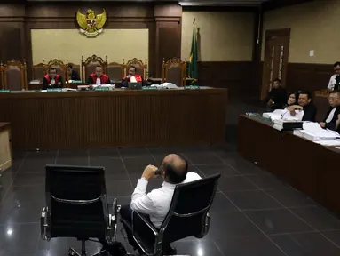 Ahli forensik RSCM Budi Sampurna memberikan keterangan pada persidangan Jessica Wongso, di PN Jakarta Pusat, Rabu (31/8). Sidang lanjutan perkara Wayan Mirna Salihin dengan terdakwa Jessica hari ini merupakan sidang ke-16. (Liputan6.com/Helmi Afandi)
