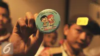 Siswa menunjukan sovenir Deklarasi Rintisan Sekolah Aman Bencana di Jakarta, Selasa (19/1). (Liputan6.com/Gempur M Surya)