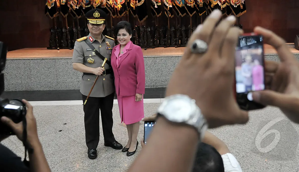 Irjen Pol Ronny Frangky Sompie (kiri) berfoto bersama sang istri seusai upacara pelantikan dan sertijab sebagai Kapolda Bali di Mabes Polri, Selasa (17/3/2015). (Liputan6.com/Johan Tallo)