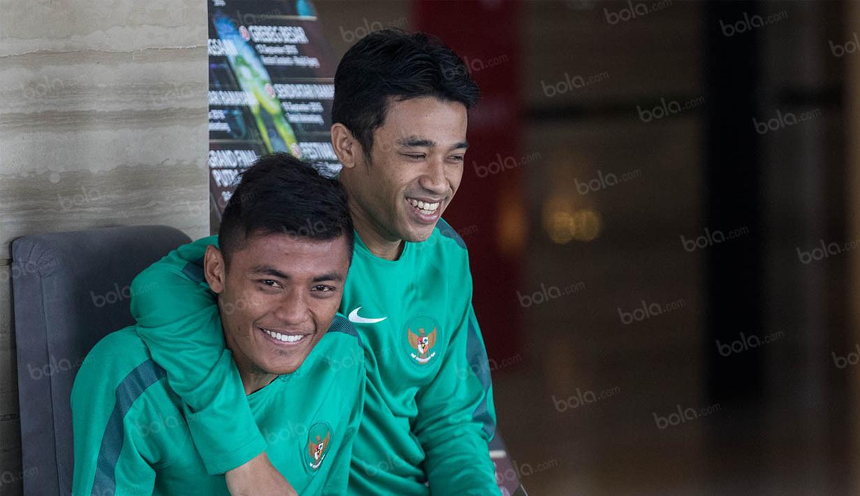 Mantan rekan setim di Arema Cronus, Beny Wahyudi dan Irsyad Maulana melepas rindu dengan bersenda gurau di hotel jelang laga melawan Malaysia. (Bola.com/Vitalis Yogi Trisna) 