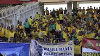 Aksi Bhara Mania, suporter Bhayangkara Surabaya United saat acara launching tim di Stadion Gelora Deltras, Sidoarjo, Minggu (24/4/2015). (Bola.com/Zulfirdaus Harahap)