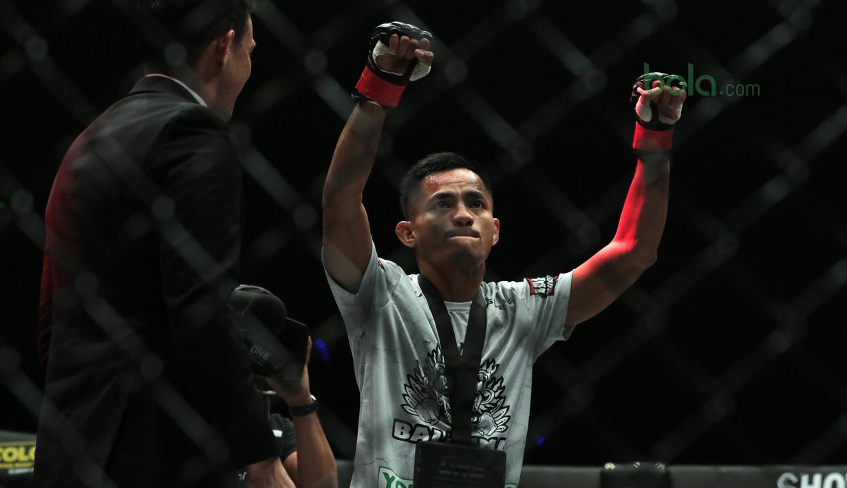 Stefer Rahardian merayakan kemenangan atas Himanau Kaushik pada ajang One Championship 2018 di Jakarta Convention Center, Sabtu (12/5/2018). Stefer Rahardian mudah pada menit kedua ronde pertama. (Bola.com/Nick Hanoatubun)