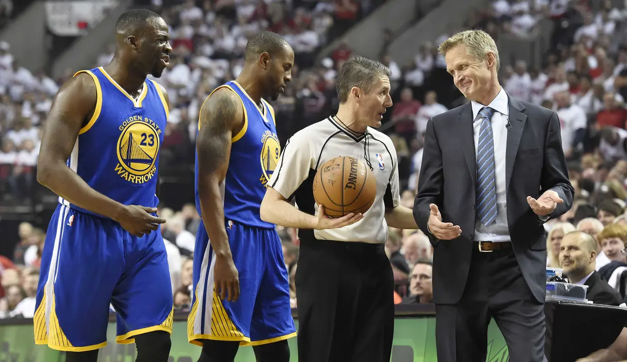 Draymond Green, Andre Iguodala #9  dan pelatih, Steve Kerr  memprotes keputusan wasit, Scott Foster #48 pada laga NBA Playoffs di Moda Center, Rose Quarter, Portland, Oregon (10/5/2016) WIB.   (Steve Dykes/Getty Images/AFP)