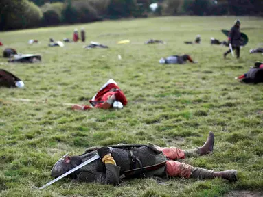 Sejumlah warga menggunakan pakaian prajurit tewas saat mereka ulang Pertempuran Hasting di Battle, Inggris, (15/10). Pertempuran Hasting terjadi di Bukit Senlac pada tanggal 14 Oktober 1066. (REUTERS/Neil Balai)