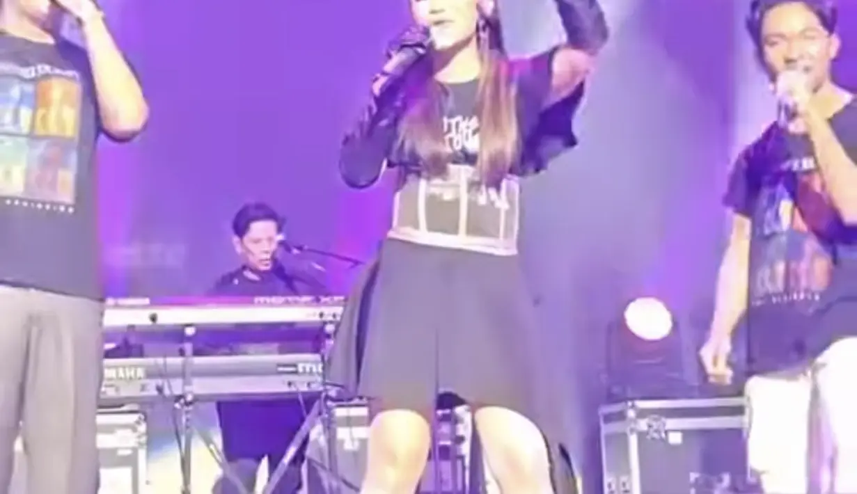 Rossa mengenakan dress panjang hitam asimetris, dilengkapi dengan gloves kulit hitam. Gayanya ini menampilkan sisi awet muda Rossa. (@itsrossa910)