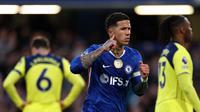 Gelandang Chelsea, Enzo Fernandez, merayakan golnya ke gawang Tottenham Hotspur pada lanjutan Liga Inggris 2025/2026 di Stamford Bridge, Rabu (20/5/2026) dini hari WIB. (Adrian Dennis / AFP)