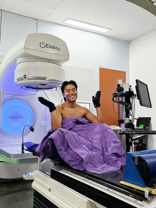 <p>Vidi Aldiano menyelesaikan 10 sesi radiasi kanker ginjal di Rumah Sakit Cipto Mangunkusumo Jakarta. Hasilnya akan diketahui 1 sampai 2 bulan mendatang. (Foto: Dok. Instagram @vidialdiano)</p>