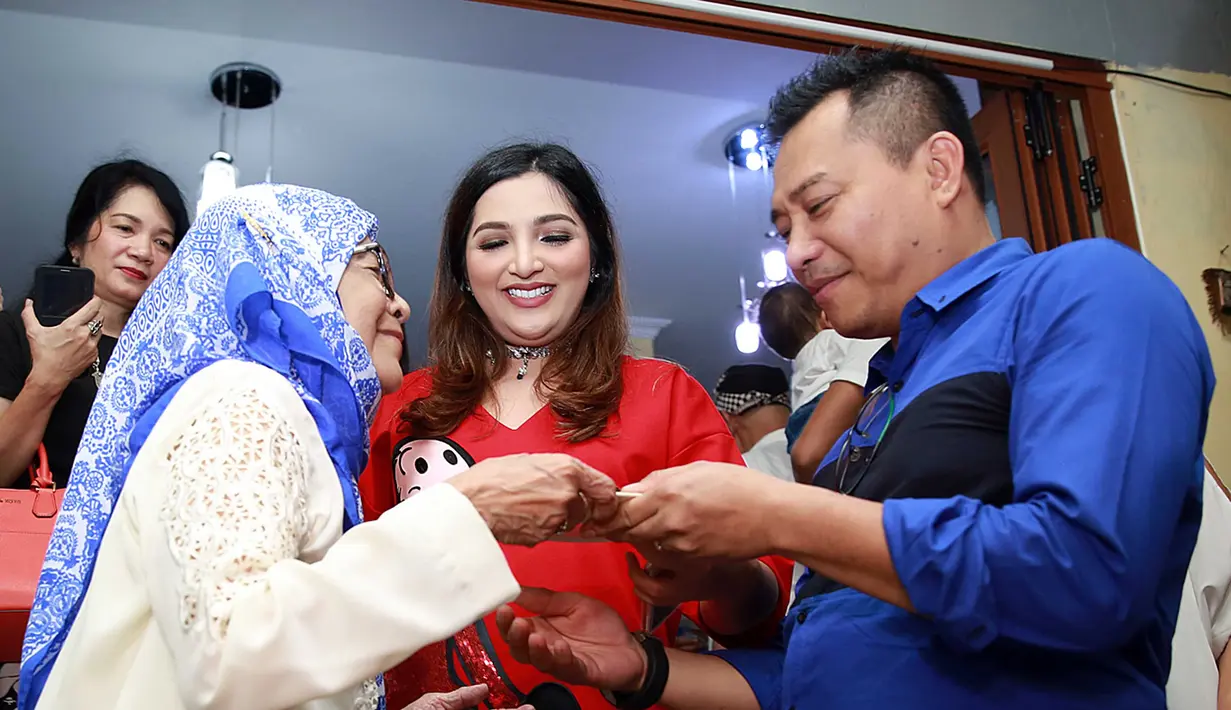 Dalam acara ultah Bunda Iffet, tidak hanya Deva dan Dwi yang hadir, tapi juga ada beberapa selebriti lain diantaranya, Anang Hermansyah, Ashanty, Aurel, Giring dan masih banyak lagi. (Deki Prayoga/Bintang.com)