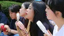 Sejumlah siswa memegang kipas portabel saat berunjuk rasa di Kedutaan Besar Jepang di Seoul, Korea Selatan, Rabu (1/8). Korsel mencatat suhu tertinggi sejak negara tersebut mencatatkannya pada tahun 1907 yakni 43 derajat Celcius. (AP Photo/Ahn Young-joon)