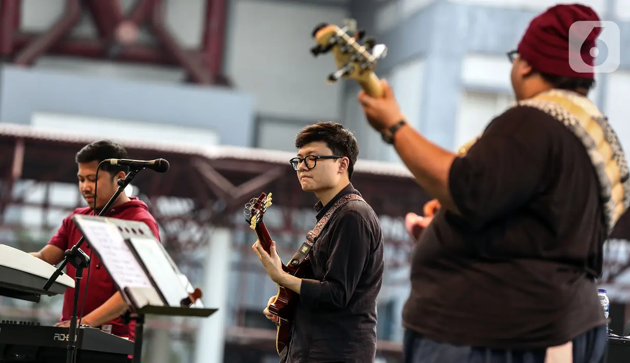Gitaris jazz Daniel Dyonisius (tengah) saat tampil pada hari kedua BNI Java Jazz Festival 2022 di JIExpo Kemayoran, Jakarta Pusat, Sabtu (28/5/2022). Perhelatan musik BNI Java Jazz Festival 2022 digelar pada 27-29 Mei dengan menampilkan musisi-musisi dari dalam dan luar negeri. (Liputan6.com/Johan Tallo)