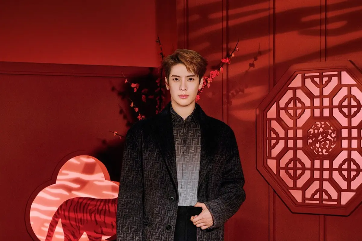 Gaya Menawan Jackson Wang Jadi Wajah Kampanye Koleksi Baru Fendi untuk Sambut Imlek 2022