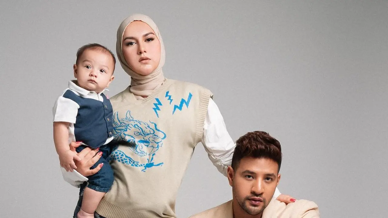 7 Gaya Pemotretan Keluarga Ammar Zoni dan Irish Bella di Berbagai Tema, Menawan