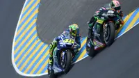 Johann Zarco bersaing dengan Valentino Rossi di MotoGP Prancis (JEAN-FRANCOIS MONIER / AFP)