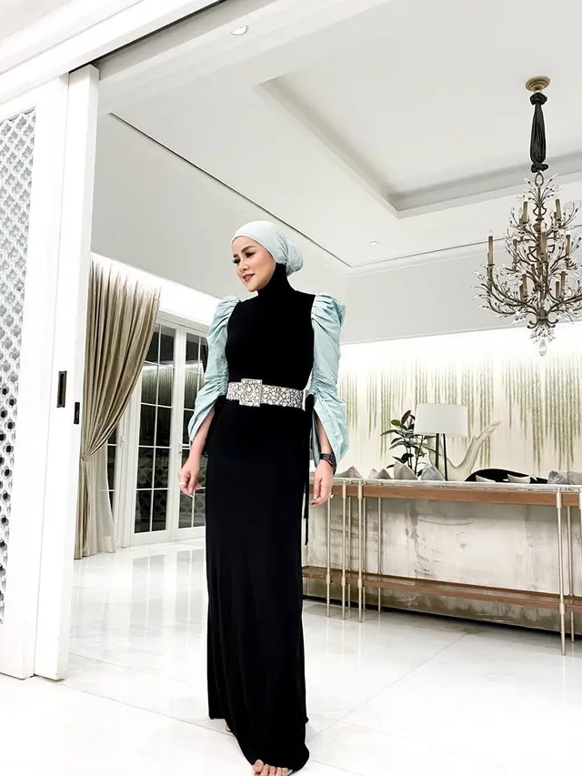 7 Potret Sudut Rumah Olla Ramlan, Bernuansa Klasik Penuh Ornamen Kayu