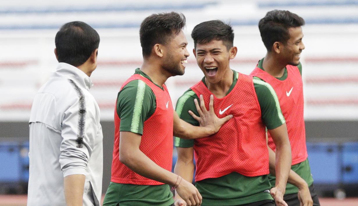 Pemain Timnas Indonesia U-22, Saddil Ramdani dan Firza Andika, becanda saat latihan di Stadion Rizal Memorial, Manila, Senin (25/11). Latihan ini persiapan jelang laga SEA Games 2019 melawan Thailand. (Bola.com/M Iqbal Ichsan)