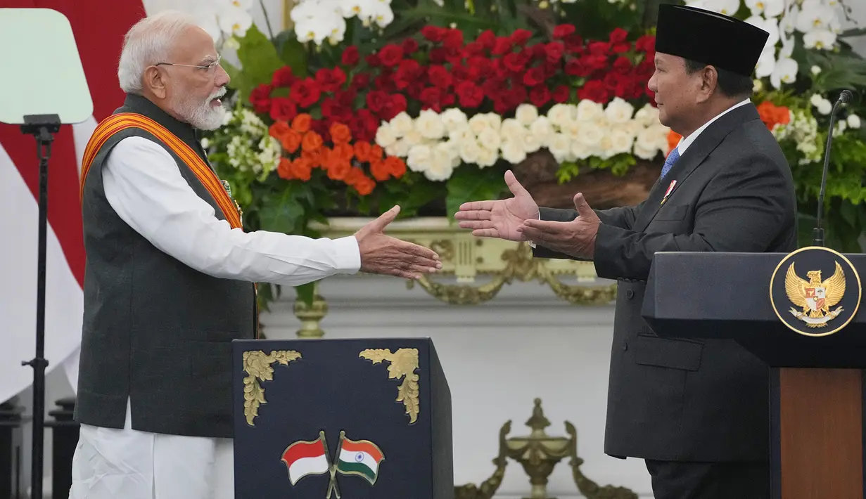 Presiden Prabowo Subianto berjabat tangan dengan Perdana Menteri India Narendra Modi setelah konferensi pers bersama di Istana Merdeka di Jakarta, Indonesia, Selasa, 7 Juli 2026. (AP Photo/Achmad Ibrahim)