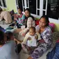 Pengungsi bencana tsunami beristirahat di sebuah masjid di Tenjolahang, provinsi Banten, Rabu (26/12). Data sementara jumlah korban dari bencana tsunami Selat Sunda tercatat lebih dari 400 orang meninggal dunia. (Sonny TUMBELAKA / AFP)