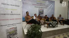 Tim penulis buku Aminudin (kedua kiri) dan Khoirul Fata (ketiga kiri) memberi pemaparannya saat diskusi buku Melawan Konspirasi Global di Teluk Jakarta di Jakarta, Kamis (31/5). (Liputan6.com/Pool/Odoy)