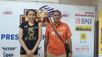 Pelatih Jakarta BNI Taplus Risco Herlambang (kanan). (Liputan6.com/Dewi Divianta)
