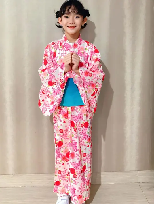 Bilqis menata rambutnya dengan gaya yang imut, cocok dengan outfitnya yang adorable. [Instagram.com/ayutingting92]