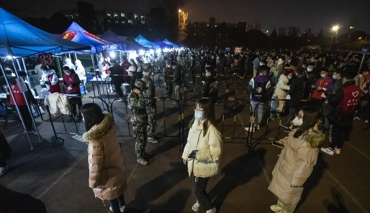 Mahasiswa mengantre menjalani tes asam nukleat di Universitas Xihua di Distrik Pidu di Chengdu, China (11/12/2020). Menurut kantor pusat pencegahan dan pengendalian COVID-19 di distrik tersebut, pengujian yang biayanya ditanggung pemerintah distrik ini dimulai pukul 18.00 waktu setempat. (Xinhua)