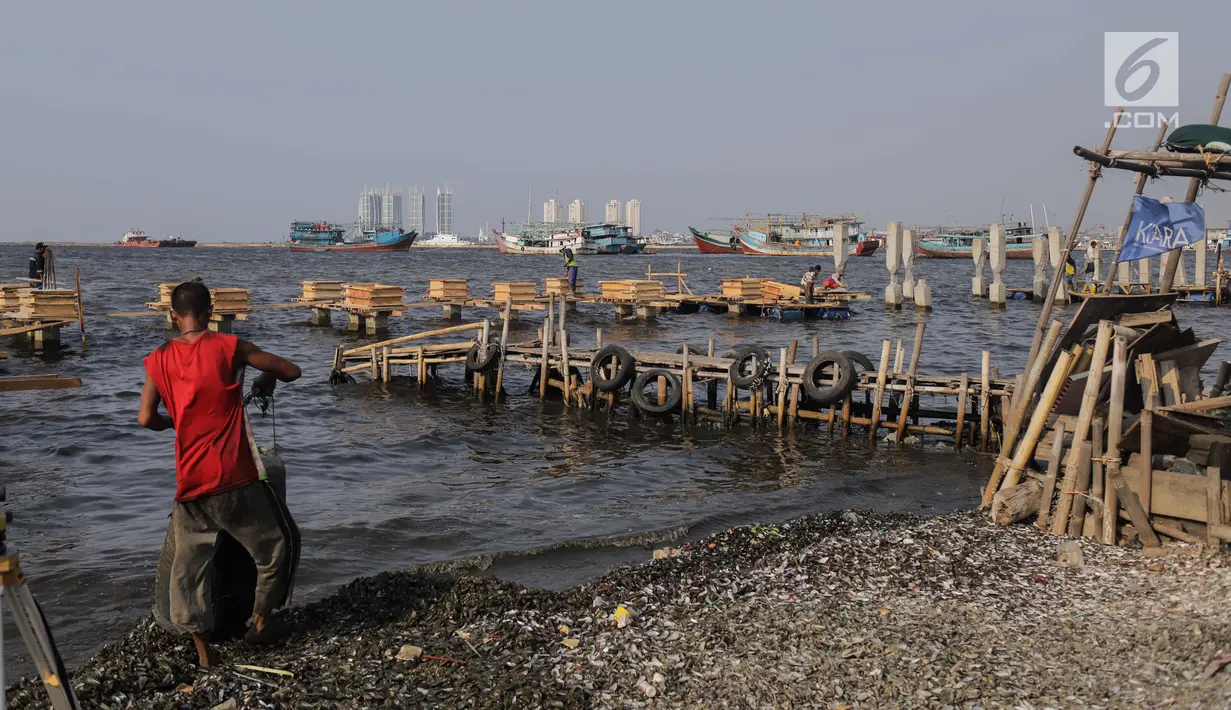 Pekerja menyelesaikan pondasi dermaga di Muara Angke, Jakarta Utara, Rabu (3/7/2019). Pembangunan dermaga tersebut untuk melindungi kapal-kapal yang bersandar di dermaga dari hantaman ombak besar. (Liputan6.com/Faizal Fanani)