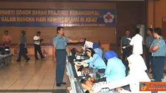 Citizen6, Surabaya: Kegiatan donor darah tersebut diselenggarakan atas kerja sama Kobangdikal dengan PMI Cabang  Surabaya, Cabang Gresik dan Rotary Club Surabaya dalam mengantisipasi minimnya stok darah. (Pengirim: Penkobangdikal).