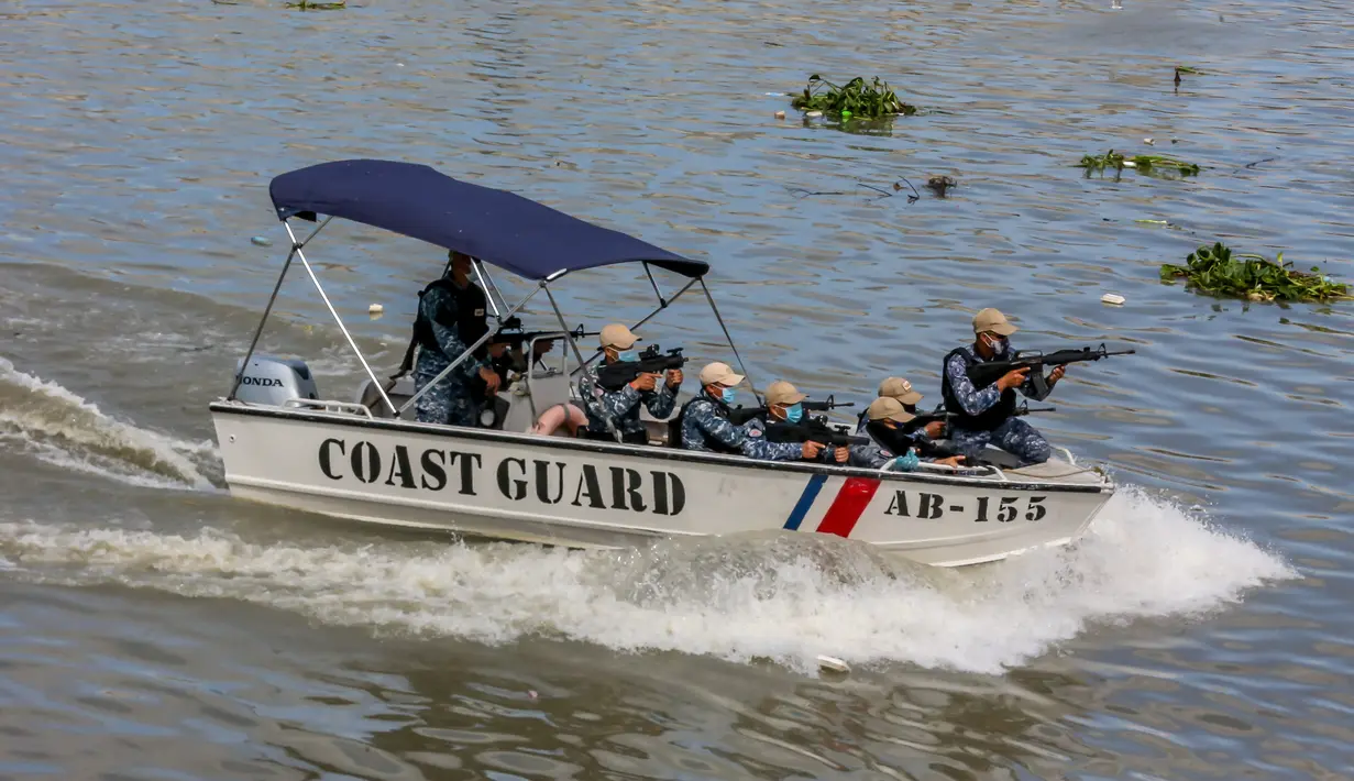 Personel Penjaga Pantai Filipina (Philippine Coast Guard/PCG) latihan kemampuan respons ancaman bom dan penyanderaan di dermaga, Manila, Filipina, 1 Desember 2020. Latihan ini untuk menunjukkan kemampuan dalam memastikan keamanan pelabuhan terutama di musim liburan mendatang. (Xinhua/Rouelle Umali)