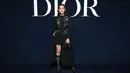 Akrtis dan model Thailand Kimmy Kimberley tampil dengan blus dan celana pendek hitam.  [Dok/Dior].