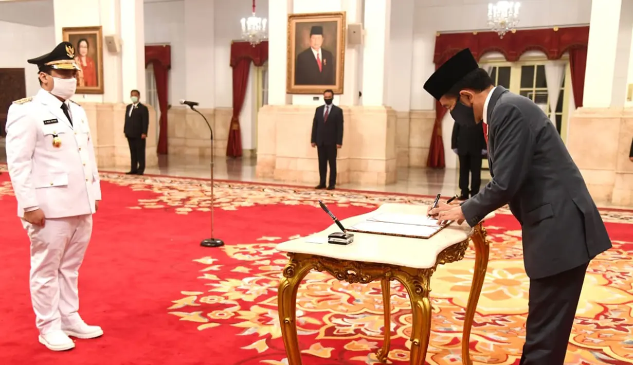 Presiden Joko Widodo menandatangani dokumen usai melantik Wakil Gubernur DKI Jakarta Ahmad Riza Patria di Istana Negara, Jakarta, Rabu (15/4/2020). Politisi Partai Gerindra mengisi kursi Wagub DKI yang kosong hampir dua tahun sejak ditinggal Sandiaga Uno. (Biro Pers Kepresidenan)