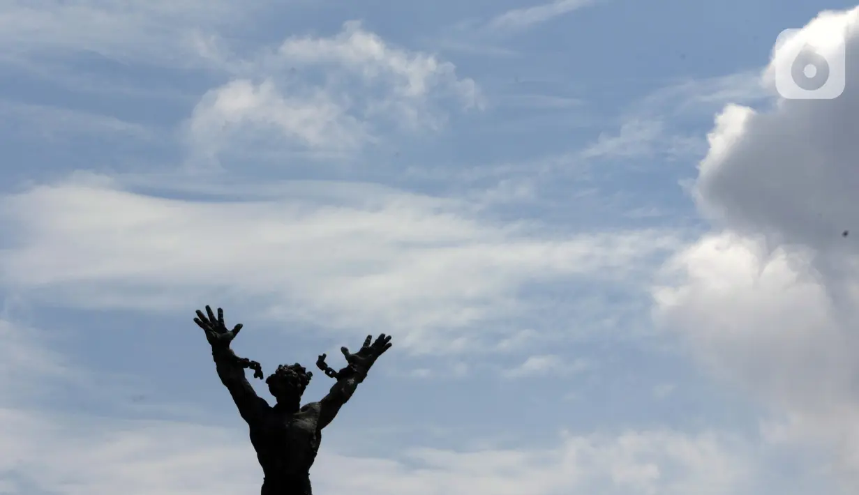 Langit biru menghiasi kawasan Monumen Pembebasan Irian Barat di kawasan Taman Lapangan Banteng, Jakarta, Kamis (18/2/2021). Jika cuaca cerah, kawasan ini seringkali dihiasi langit yang membiru. (Liputan6.com/Helmi Fithriansyah)