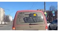 8 Gambar di Kaca Belakang Mobil Berdebu Ini Keren Banget, Estetik