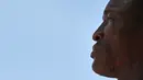 Pelari Zambia, Muzala Samukonga menangis saat upacara penyerahan medali untuk cabang atletik 400 meter putra pada hari kesepuluh Commonwealth Games di Stadion Alexander, Birmingham Birmingham, Inggris (07/08/2022). Ia berhasil menyabet medali emas pada nomor ini. (AFP/Ben Stansall)