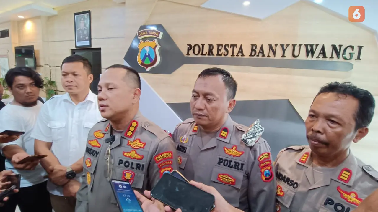Kapolresta Banyuwangi Kombes Pol Deddy Foury Millewa (tengah) memberikan keterangan pers kepada wartawan (Hermawan Arifianto/Liputan6.com)
