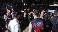 Polisi mengamankan 9 remaja yang kedapatan membawa pedang dan dua jenis senjata tajam lainnya saat nongkrong tengah malam di depan toko Material Kelurahan Cipadu, Larangan, Kota Tangerang, Jumat (24/3/2023). (Liputan6.com/Pramita Tristiawati)
