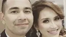 Dalam foto itu, Raffi dan Ayu tampak duduk bersebelahan di bangku pesawat. Keduanya hendak terbang menuju Jakarta dari Kota Surabaya. (Instagram)